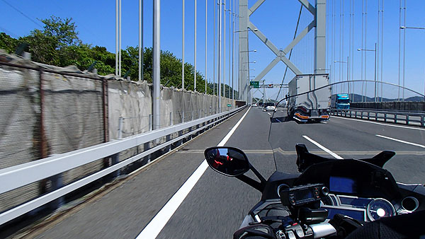 関門橋を走行